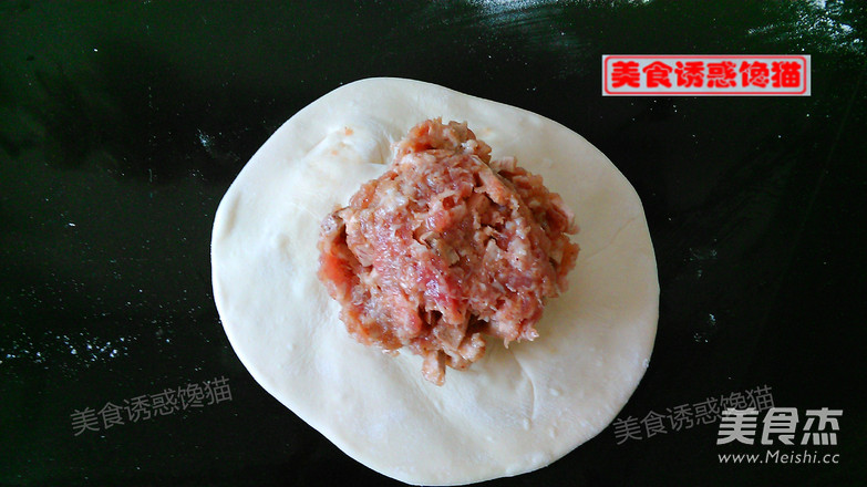 白<a href=/shicai/shucai/LuoBo/index.html target=_blank><u>萝卜</u></a>肉包的做法