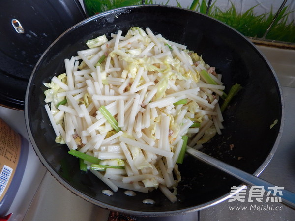 蛋皮<a href=/shicai/rouqin/HuoTui/index.html target=_blank><u>火腿</u></a>炒<a href=/shicai/mimian/NianGao/index.html target=_blank><u>年糕</u></a>的做法