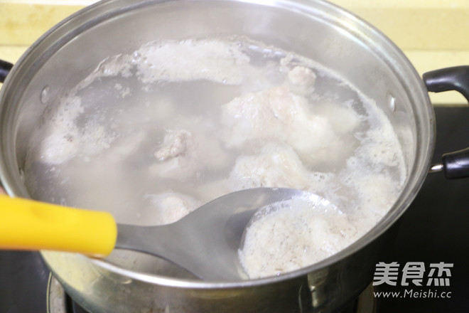 松茸菌<a href=/shicai/rouqin/PaiGu/index.html target=_blank><u>排骨</u></a>汤的做法