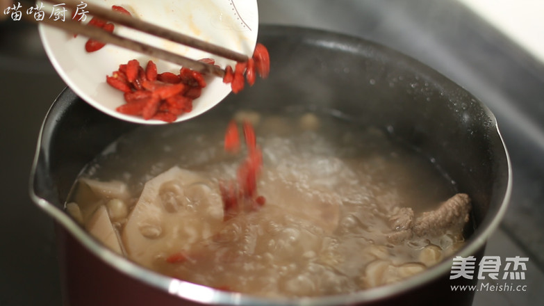 <a href=/shicai/shucai/LianOu/index.html target=_blank><u>莲<a href=/shicai/shucai/Ou/index.html target=_blank><u>藕</u></a></u></a><a href=/shicai/guopin/HuaSheng/index.html target=_blank><u>花生</u></a><a href=/shicai/rouqin/PaiGu/index.html target=_blank><u>排骨</u></a>汤的做法