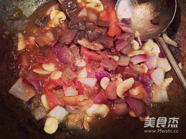 <a href=/shicai/rouqin/NiuRou/index.html target=_blank><u>牛肉</u></a><a href=/shicai/shucai/MoGu/index.html target=_blank><u>蘑菇</u></a>薄款披萨的做法