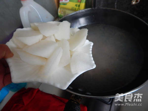 白<a href=/shicai/shucai/LuoBo/index.html target=_blank><u>萝卜</u></a><a href=/shicai/rouqin/LeiPai/index.html target=_blank><u>肋排</u></a>汤的做法