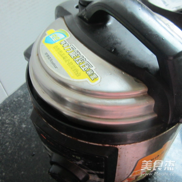 <a href=/shicai/rouqin/zhuXue/index.html target=_blank><u>猪<a href=/shicai/rouqin/Xue/index.html target=_blank><u>血</u></a></u></a><a href=/shicai/mimian/DouFu/index.html target=_blank><u>豆腐</u></a>猪骨汤的做法