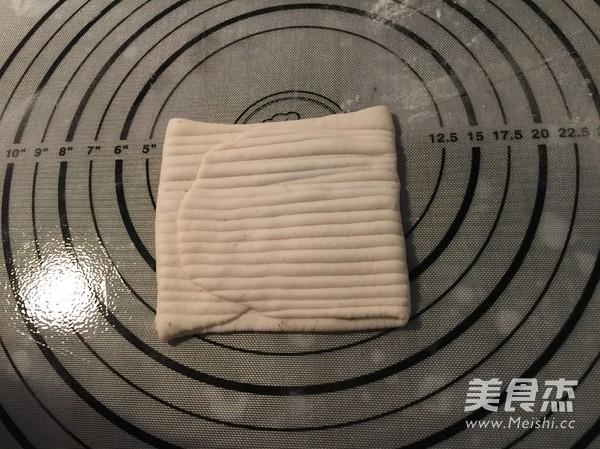 贝壳<a href=/shicai/guopin/HeiZhiMa/index.html target=_blank><u>黑<a href=/shicai/guopin/ZhiMa/index.html target=_blank><u>芝麻</u></a></u></a>花卷的做法