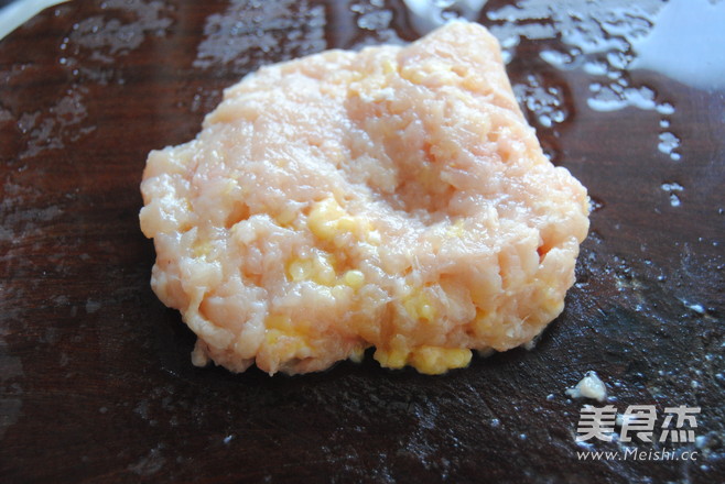 #恒大兴安<a href=/shicai/shucai/MoGu/index.html target=_blank><u>蘑菇</u></a>鸡饭团#的做法