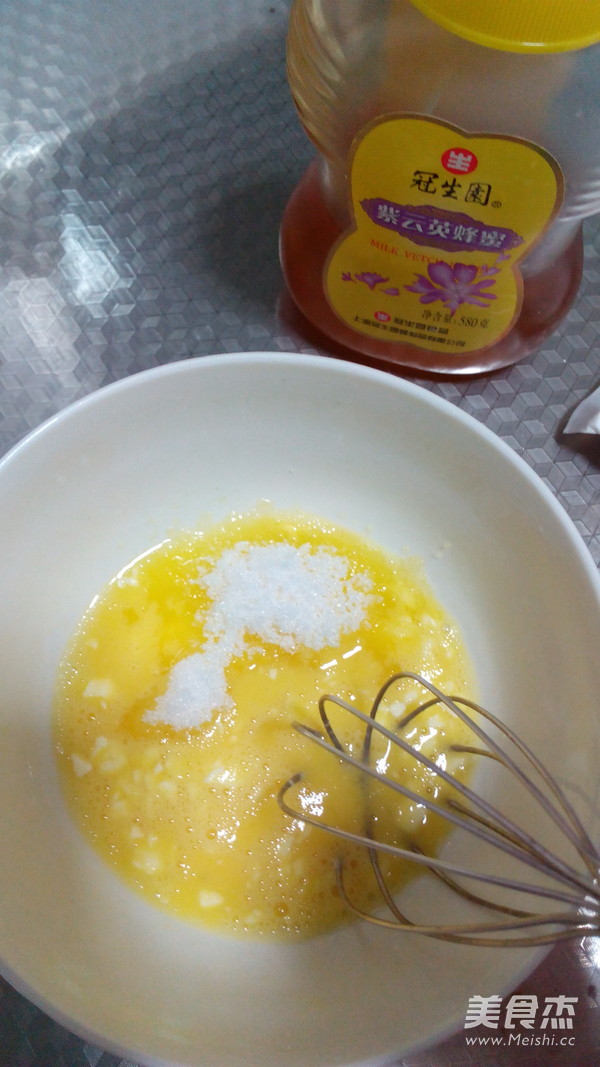 <a href=/shicai/diaoweipin/FengMi/index.html target=_blank><u>蜂蜜</u></a>小馒头的做法