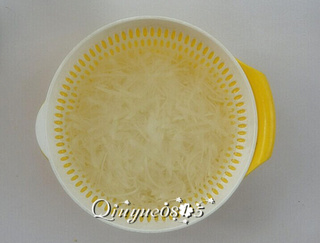 白<a href=/shicai/shucai/LuoBo/index.html target=_blank><u>萝卜</u></a>包子