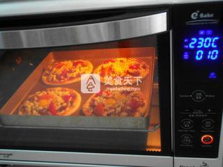 迷你<a href=/shicai/rouqin/PeiGen/index.html target=_blank><u>培根</u></a><a href=/shicai/rouqin/AnChun/index.html target=_blank><u>鹌鹑</u></a>蛋披萨