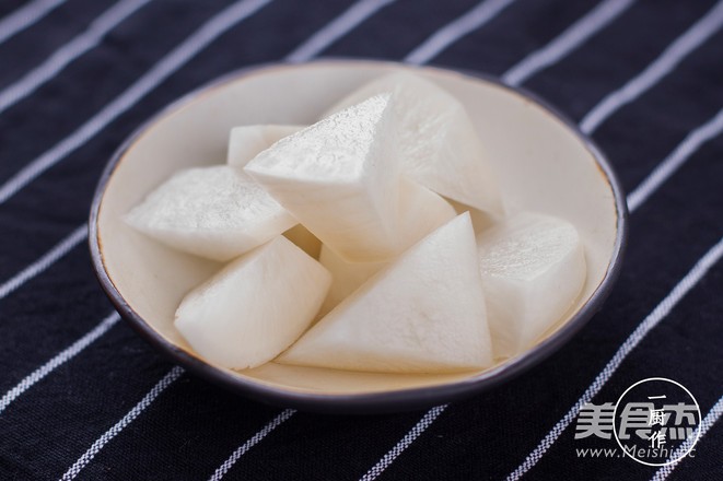 清炖<a href=/shicai/rouqin/YangPai/index.html target=_blank><u>羊排</u></a><a href=/shicai/shucai/LuoBo/index.html target=_blank><u>萝卜</u></a>汤的做法