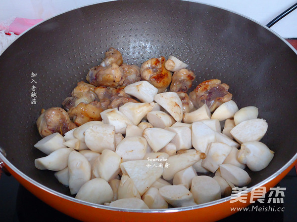 酱香鸡爆<a href=/shicai/shucai/XingBaoGu/index.html target=_blank><u><a href=/shicai/guopin/Xing/index.html target=_blank><u>杏</u></a>鲍菇</u></a>的做法