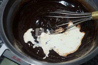 松露黑<a href=/shicai/mimian/QiaoKeLi/index.html target=_blank><u>巧克力</u></a>纸杯蛋糕