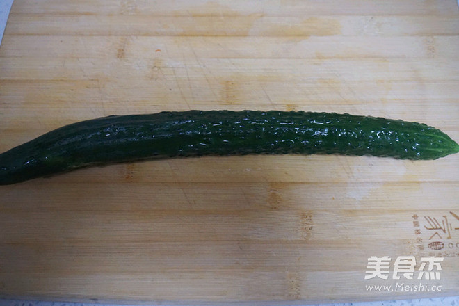教你轻松做蓑衣<a href=/shicai/shucai/HuangGua/index.html target=_blank><u>黄瓜</u></a>的做法
