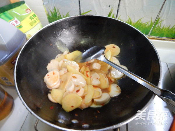 香辣<a href=/shicai/shucai/XingBaoGu/index.html target=_blank><u><a href=/shicai/guopin/Xing/index.html target=_blank><u>杏</u></a>鲍菇</u></a>炒<a href=/shicai/shucai/TuDou/index.html target=_blank><u>土豆</u></a>片的做法