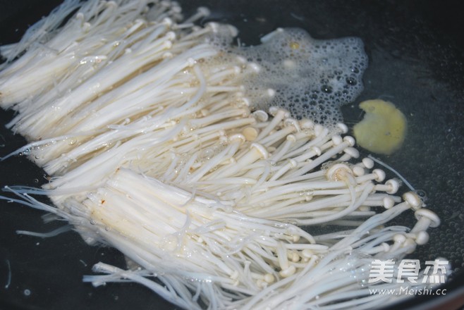 金针菇蛋皮丝拌<a href=/shicai/shucai/BoCai/index.html target=_blank><u>菠菜</u></a>的做法