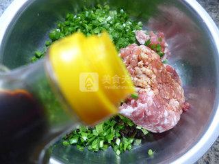 <a href=/shicai/shucai/JiuCai/index.html target=_blank><u>韭菜</u></a>黑<a href=/shicai/shucai/MuEr/index.html target=_blank><u>木耳</u></a>馅饺子