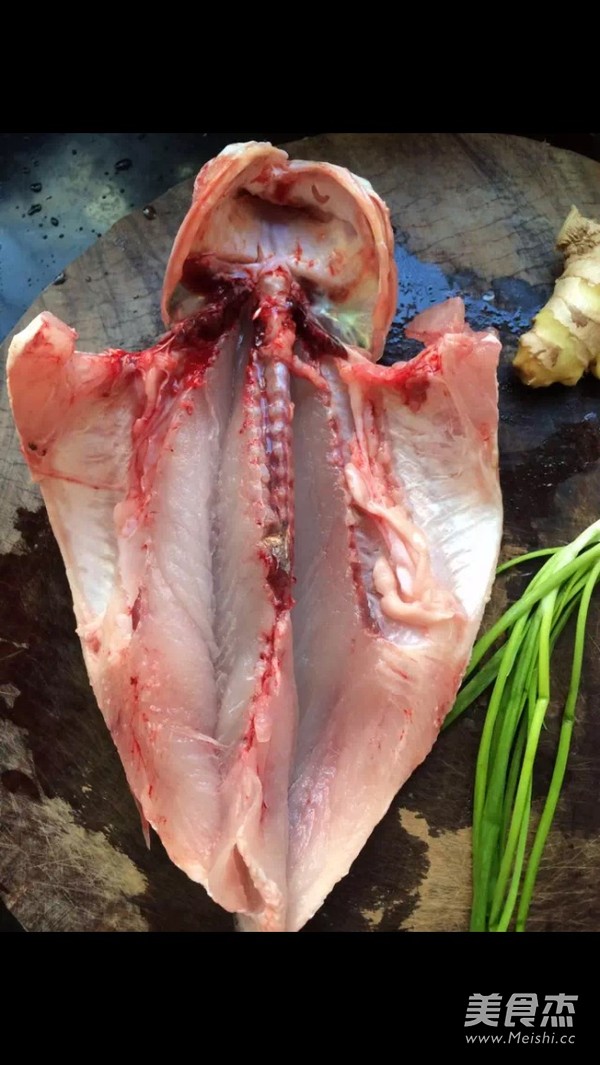 清蒸<a href=/shicai/shuichanpin/LuYu/index.html target=_blank><u>鲈鱼</u></a>的做法