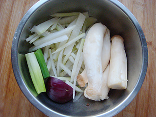 <a href=/shicai/shucai/JiTuiGu/index.html target=_blank><u><a href=/shicai/rouqin/JiTui/index.html target=_blank><u>鸡腿</u></a>菇</u></a>炒<a href=/shicai/shucai/LuoBo/index.html target=_blank><u>萝卜</u></a>