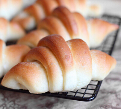 怎么做老式油酥<a href=/shicai/mimian/MianBao/index.html target=_blank><u>面包</u></a>?