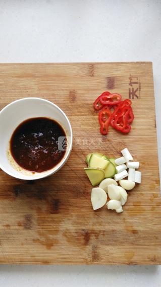 酱焖小<a href=/shicai/shuichanpin/HeiYu/index.html target=_blank><u>黑鱼</u></a>