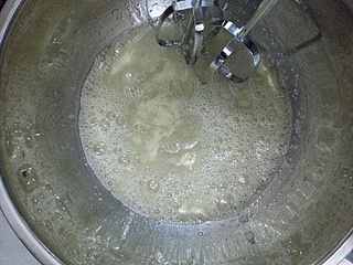 无油<a href=/shicai/mimian/NiuNai/index.html target=_blank><u>牛奶</u></a><a href=zt/qifengdg target=_blank><u>戚风蛋糕</u></a>