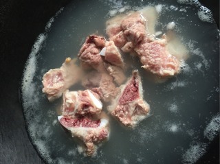 <a href=/shicai/shucai/KuGua/index.html target=_blank><u>苦瓜</u></a><a href=/shicai/mimian/HuangDou/index.html target=_blank><u>黄豆</u></a>骨头汤