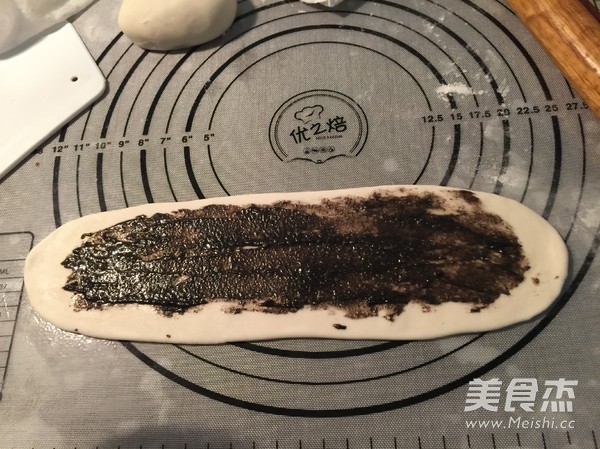 贝壳<a href=/shicai/guopin/HeiZhiMa/index.html target=_blank><u>黑<a href=/shicai/guopin/ZhiMa/index.html target=_blank><u>芝麻</u></a></u></a>花卷的做法