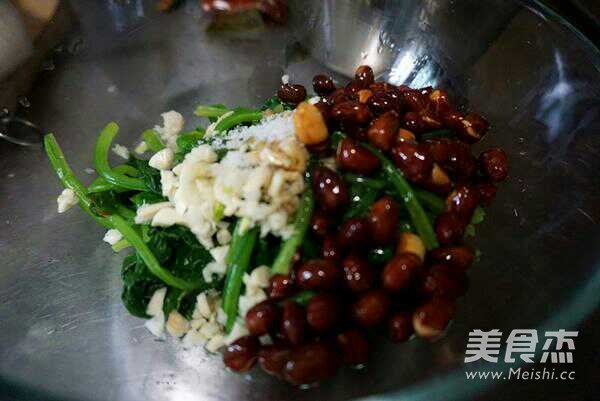 果仁<a href=/shicai/shucai/BoCai/index.html target=_blank><u>菠菜</u></a>的做法