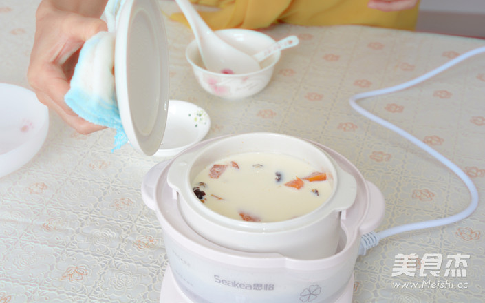 红<a href=/shicai/guopin/Zao/index.html target=_blank><u>枣</u></a><a href=/shicai/guopin/MuGua/index.html target=_blank><u>木瓜</u></a>炖<a href=/shicai/mimian/NiuNai/index.html target=_blank><u>牛奶</u></a>的做法