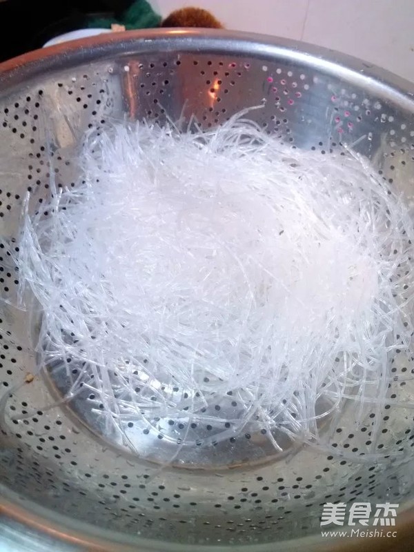 肉片<a href=/shicai/shucai/MuEr/index.html target=_blank><u>木耳</u></a><a href=/shicai/mimian/FenSi/index.html target=_blank><u>粉丝</u></a>的做法