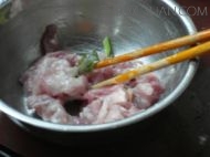 <a href=/shicai/shucai/SiGua/index.html target=_blank><u>丝瓜</u></a>肉片汤的做法步骤2