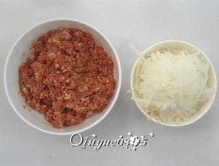 白<a href=/shicai/shucai/LuoBo/index.html target=_blank><u>萝卜</u></a>包子