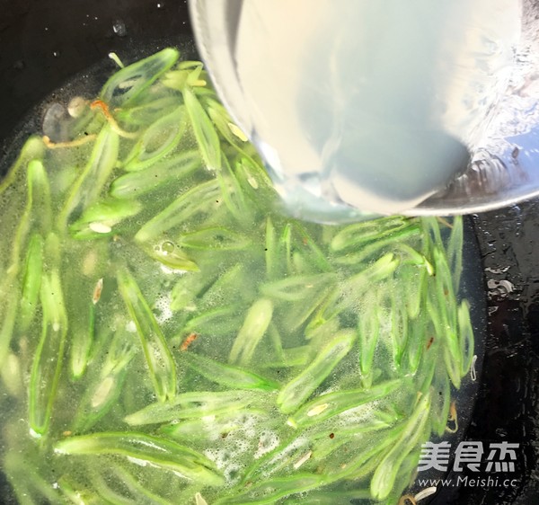 <a href=/shicai/mimian/YunDou/index.html target=_blank><u>芸豆</u></a>蚬子面的做法