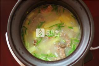 小<a href=/shicai/rouqin/PaiGu/index.html target=_blank><u>排骨</u></a><a href=/shicai/shucai/TuDou/index.html target=_blank><u>土豆</u></a>汤