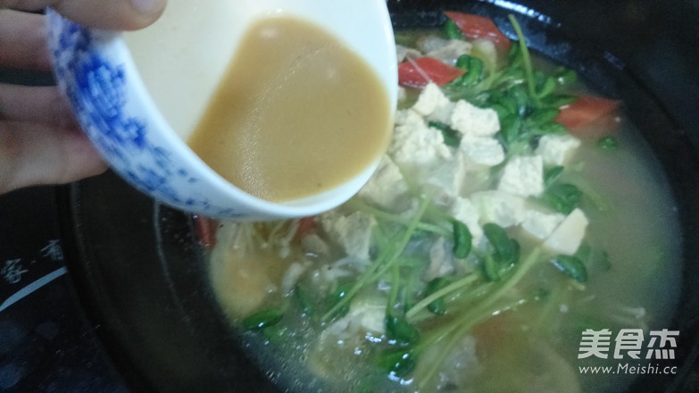 <a href=/shicai/rouqin/ZhuRou/index.html target=_blank><u>猪肉</u></a>味噌汤的做法