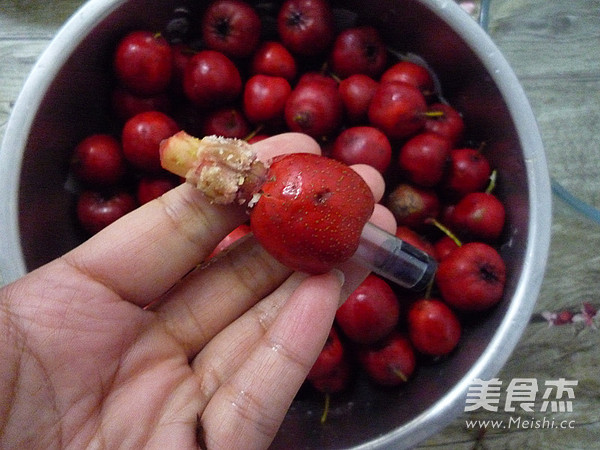 <a href=/shicai/guopin/JvZi/index.html target=_blank><u>橘子</u></a><a href=/shicai/guopin/ShanZha/index.html target=_blank><u>山楂</u></a>糖水(罐头)的做法