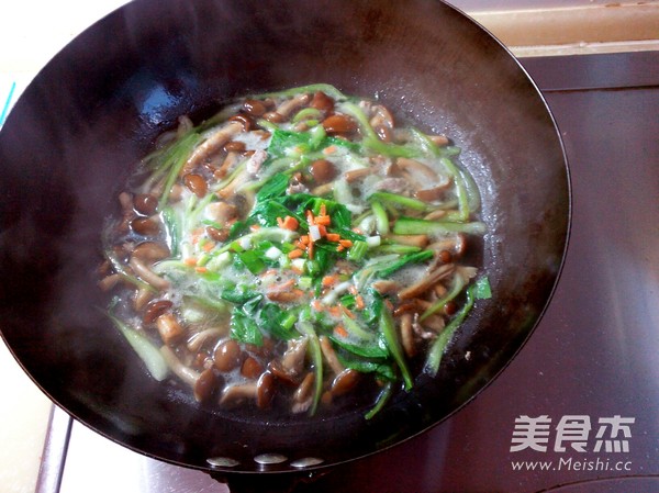 <a href=/shicai/shucai/HuaZiGu/index.html target=_blank><u>滑子菇</u></a><a href=/shicai/shucai/YouCai/index.html target=_blank><u>油菜</u></a>汤的做法