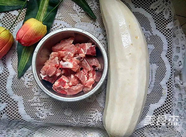 <a href=/shicai/rouqin/PaiGu/index.html target=_blank><u>排骨</u></a>红<a href=/shicai/guopin/Zao/index.html target=_blank><u>枣</u></a><a href=/shicai/shucai/LuoBo/index.html target=_blank><u>萝卜</u></a>汤的做法