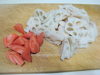 腔排<a href=/shicai/shucai/LianOu/index.html target=_blank><u>莲<a href=/shicai/shucai/Ou/index.html target=_blank><u>藕</u></a></u></a>养生汤