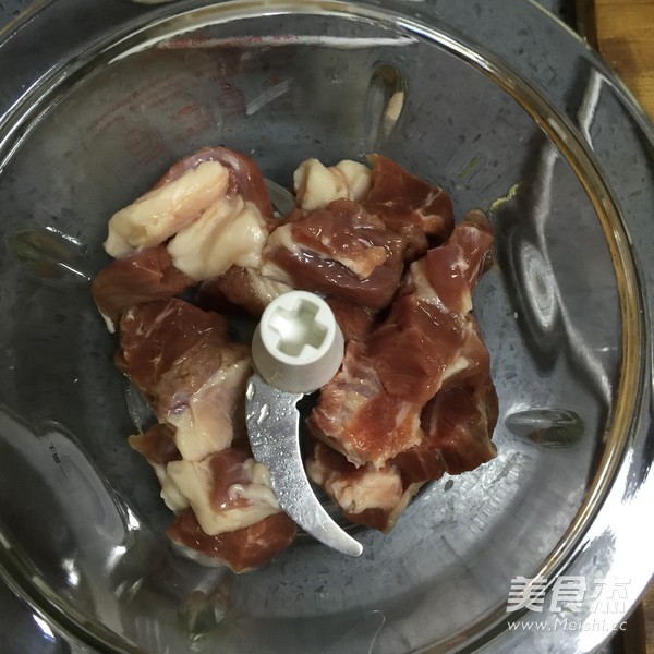 <a href=/shicai/rouqin/YangRou/index.html target=_blank><u>羊肉</u></a>丸子汤的做法