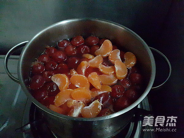 <a href=/shicai/guopin/JvZi/index.html target=_blank><u>橘子</u></a><a href=/shicai/guopin/ShanZha/index.html target=_blank><u>山楂</u></a>糖水(罐头)的做法