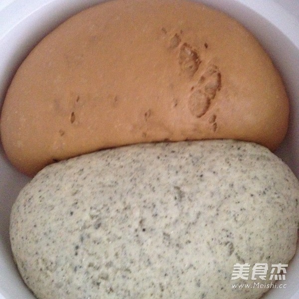 红糖馒头&<a href=/shicai/guopin/HeiZhiMa/index.html target=_blank><u>黑<a href=/shicai/guopin/ZhiMa/index.html target=_blank><u>芝麻</u></a></u></a>馒头的做法