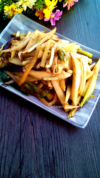 <a href=/shicai/shucai/JiTuiGu/index.html target=_blank><u><a href=/shicai/rouqin/JiTui/index.html target=_blank><u>鸡腿</u></a>菇</u></a>炒<a href=/shicai/shucai/LuoBo/index.html target=_blank><u>萝卜</u></a>