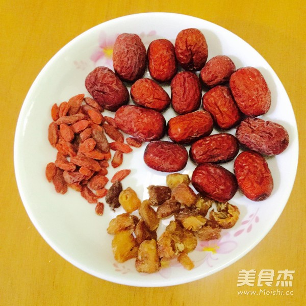 <a href=/shicai/shucai/LianOu/index.html target=_blank><u>莲<a href=/shicai/shucai/Ou/index.html target=_blank><u>藕</u></a></u></a>猪骨汤的做法