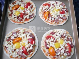 迷你<a href=/shicai/rouqin/PeiGen/index.html target=_blank><u>培根</u></a><a href=/shicai/rouqin/AnChun/index.html target=_blank><u>鹌鹑</u></a>蛋披萨