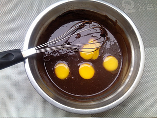 <a href=/shicai/mimian/QiaoKeLi/index.html target=_blank><u>巧克力</u></a>水果裸蛋糕