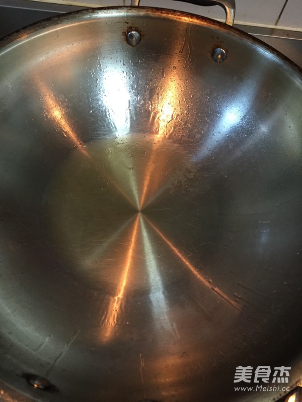 #六月鲜#辣炒<a href=/shicai/shuichanpin/HuaGe/index.html target=_blank><u>花蛤</u></a>的做法