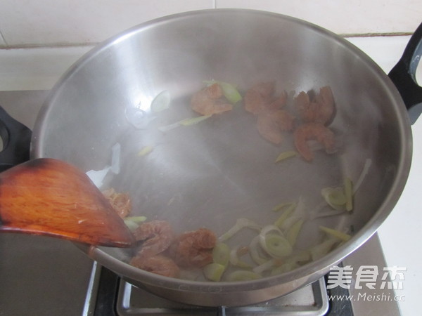 虾仁<a href=/shicai/shucai/DongGua/index.html target=_blank><u>冬瓜</u></a><a href=/shicai/shuichanpin/YuWan/index.html target=_blank><u>鱼丸</u></a>汤的做法