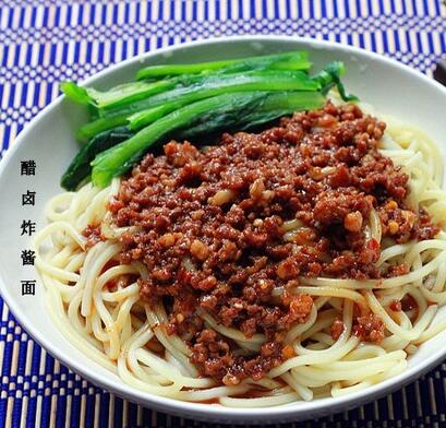不放酱怎么做出开胃<a href=/shicai/diaoweipin/Cu/index.html target=_blank><u>醋</u></a>卤炸酱面?