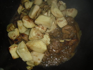 <a href=/shicai/rouqin/YaTui/index.html target=_blank><u>鸭腿</u></a>烧<a href=/shicai/shucai/ChunSun/index.html target=_blank><u>春笋</u></a>