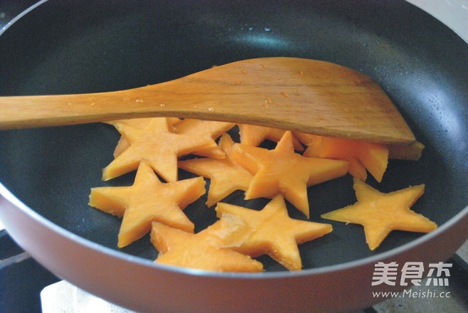 清炒<a href=/shicai/shucai/NanGua/index.html target=_blank><u>南瓜</u></a>的做法